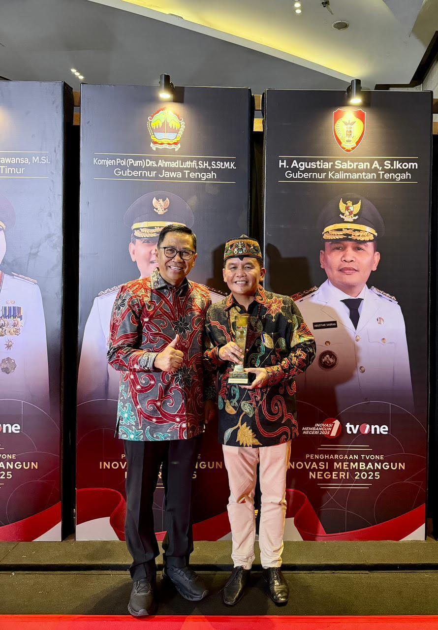 Gubernur Kalteng H. Agustiar Sabran menerima trofi penghargaan dalam ajang Inovasi Membangun Negeri 2025 yang diselenggarakan TVOne, di Jakarta Jumat malam (7/11/2025).