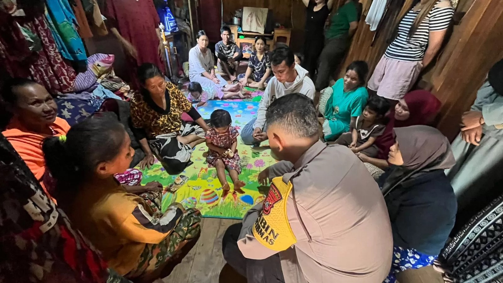 Balita 2,5 tahun di Loksado yang hilang selama dua hari sudah dtemukan dan kembali ke rumah keluarganya. (Foto: Polsek Loksado untuk Radar Banjarmasin)
