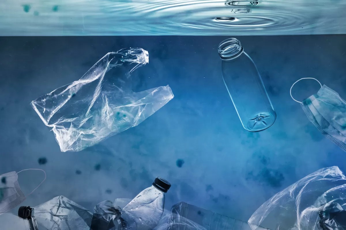 Ilustrasi sampah plastik di laut.