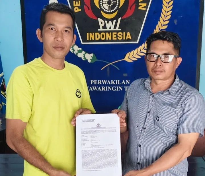 Warga Desa Lampuyang memperlihatkan hasil laporan polisi terhadap MA.PWI KOTIM