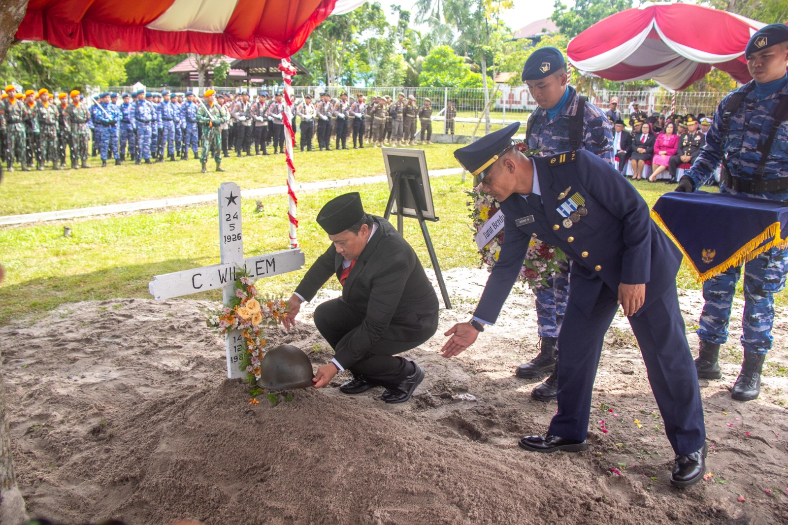 Pemakaman Letnan Muda Udara Dua Cornelius Willem.ARIEF PRATHAMA/KALTENG POS