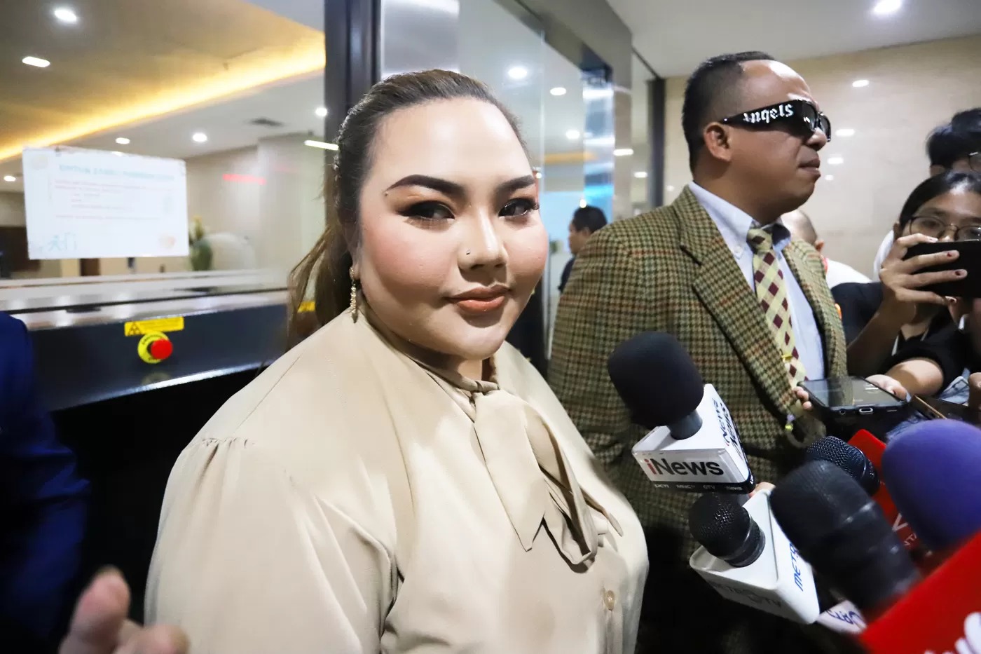 Lisa Mariana saat diwawancarai wartawan.