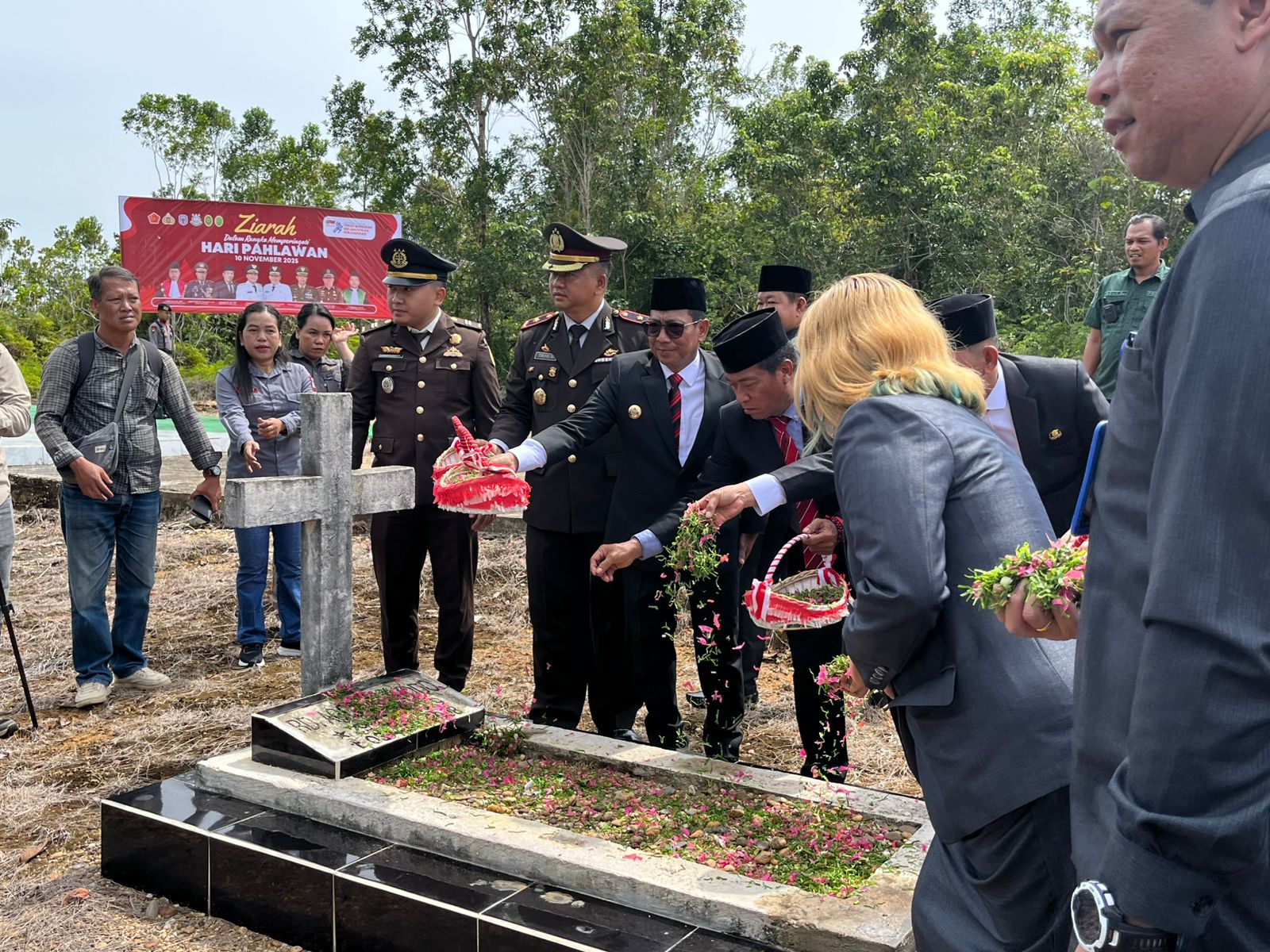 Heriyus saat melakukan tabur bunga ke makam para Pahlawan.IRPAN JURAYZ/KALTENG POS
