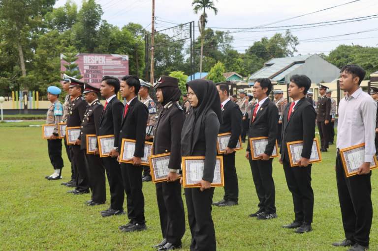 Anggota Polres Bartim yang berprestasi diberi penghargaan.HUMAS