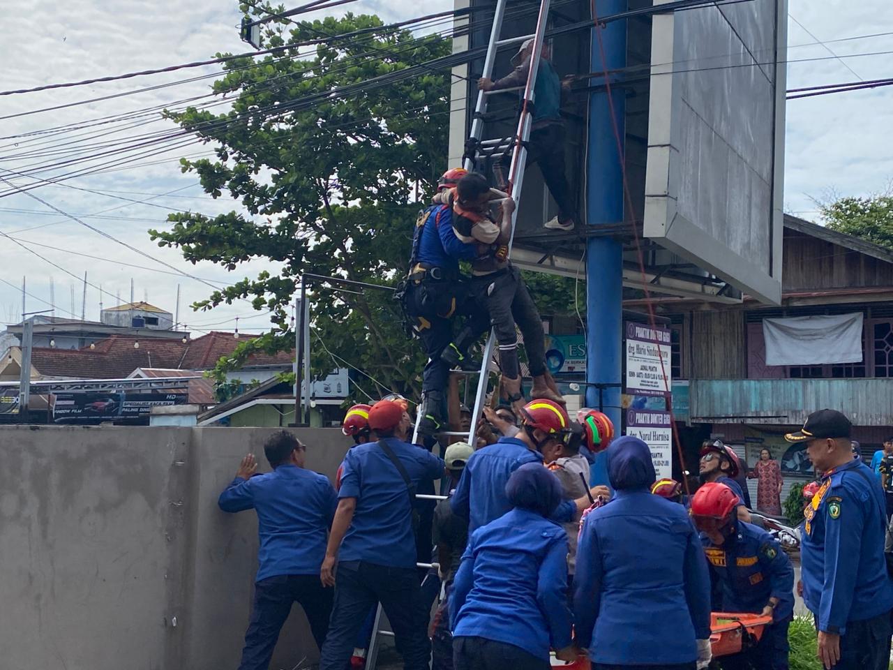 Proses evakuasi korban tersengat listrik.MIFTAH/KALTENG POS