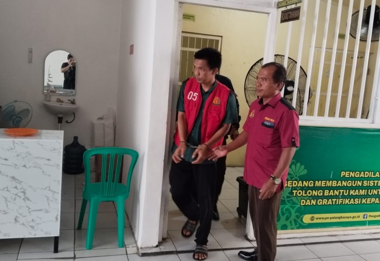 Jhony Van Basten saat menjalani sidang.AGUS JAYA/KALTENG POS