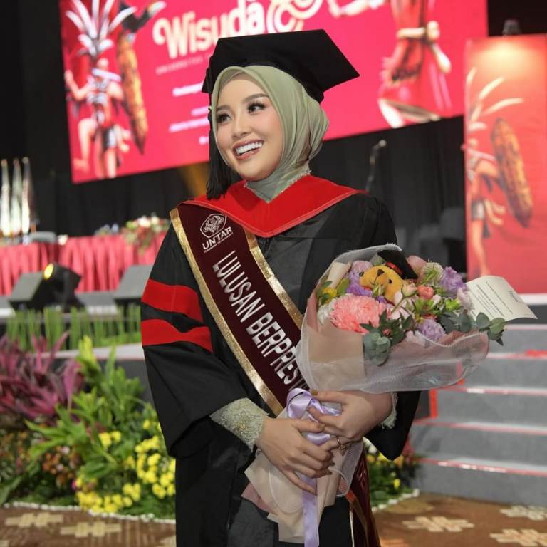 Aisyah Thisia Agustiar Sabran saat prosesi wisuda Magister Kenotariatan.