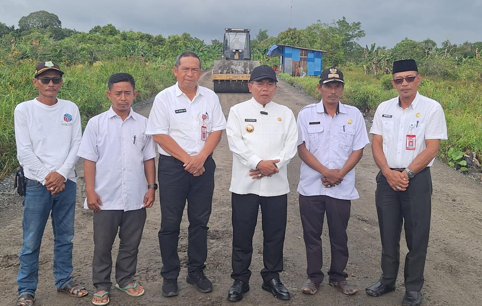 Bupati Kapuas HM Wiyatno saat meninjau pembangunan ruas jalan yang menghubungkan Kapuas-Barito Kuala. ART/KALTENG POS