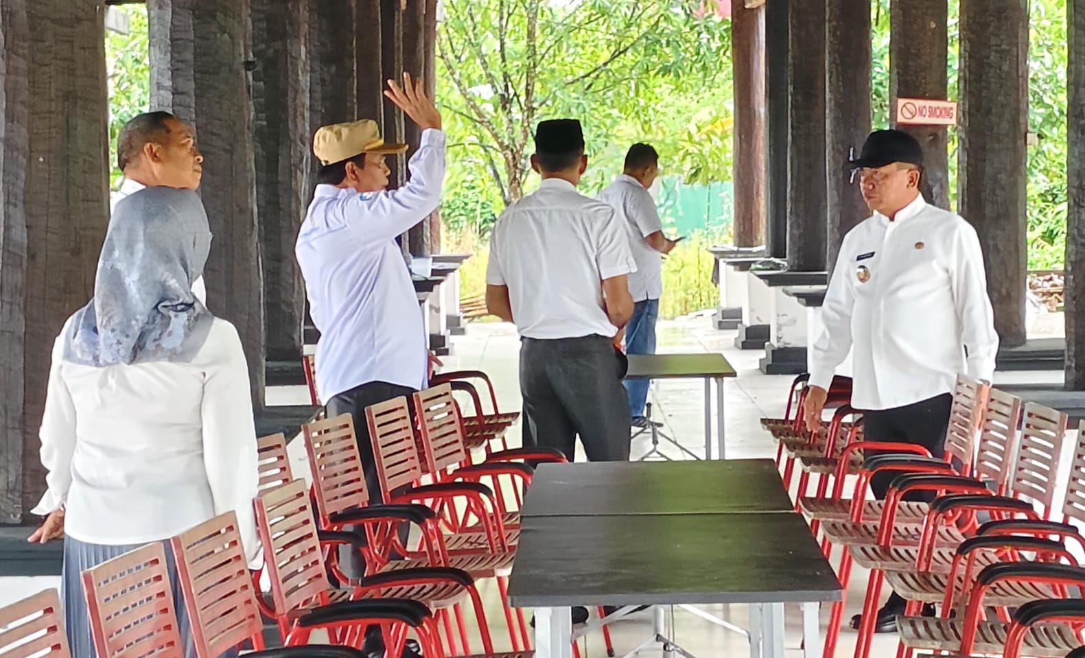 Bupati Kapuas HM Wiyatno saat mengecek persiapan pecatatan rekor MURi di Huma Betang Sei Pasah, Rabu (12/11/2025).