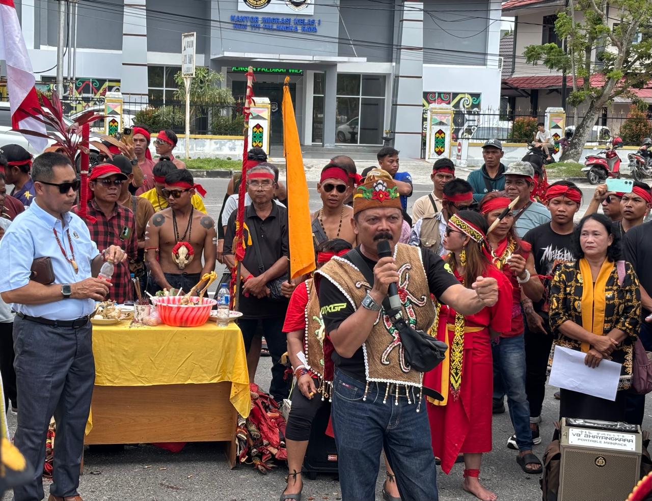 Cornelis saat menyampaikan orasi di depan Kantor Gubernur Kalimantan Tengah.RIFQI/KALTENG POS