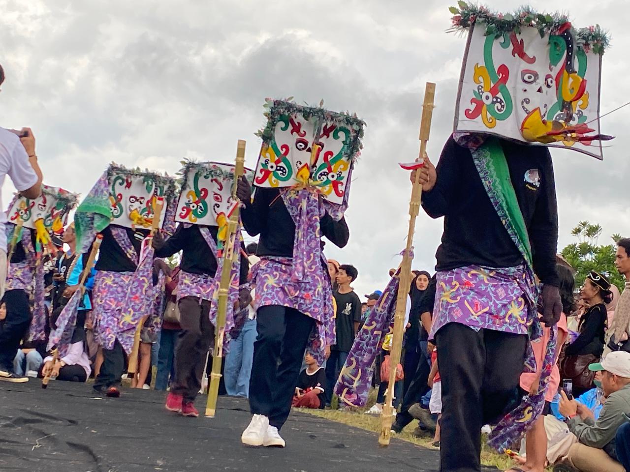 Sejumlah peserta menampilkan luha (topeng) khas dasa masing-masing. RUSLAN/KALTENG POS