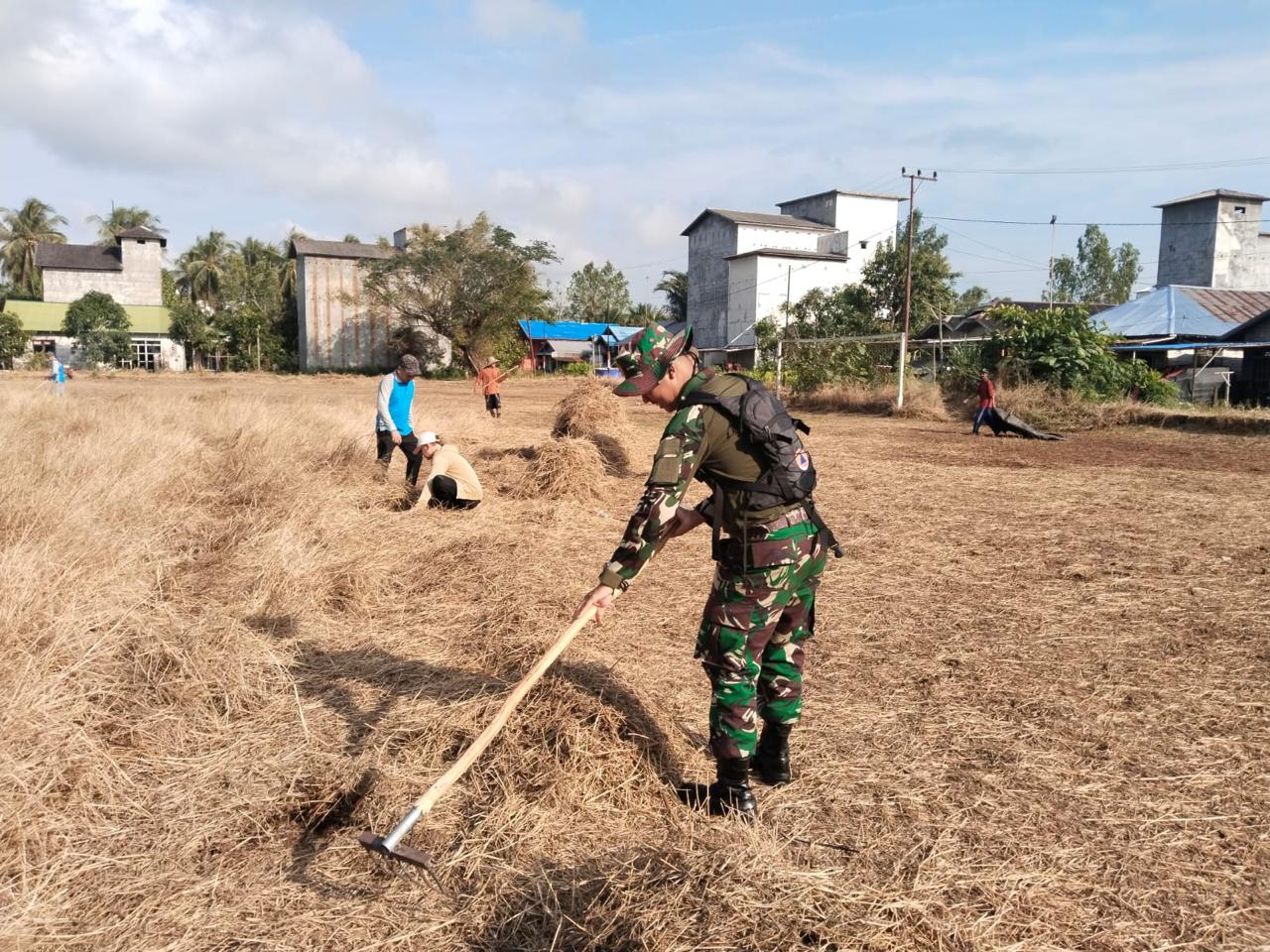 Karya Bhakti pembersihan lingkungan dan Lapangan Semasa Girang.PENREM