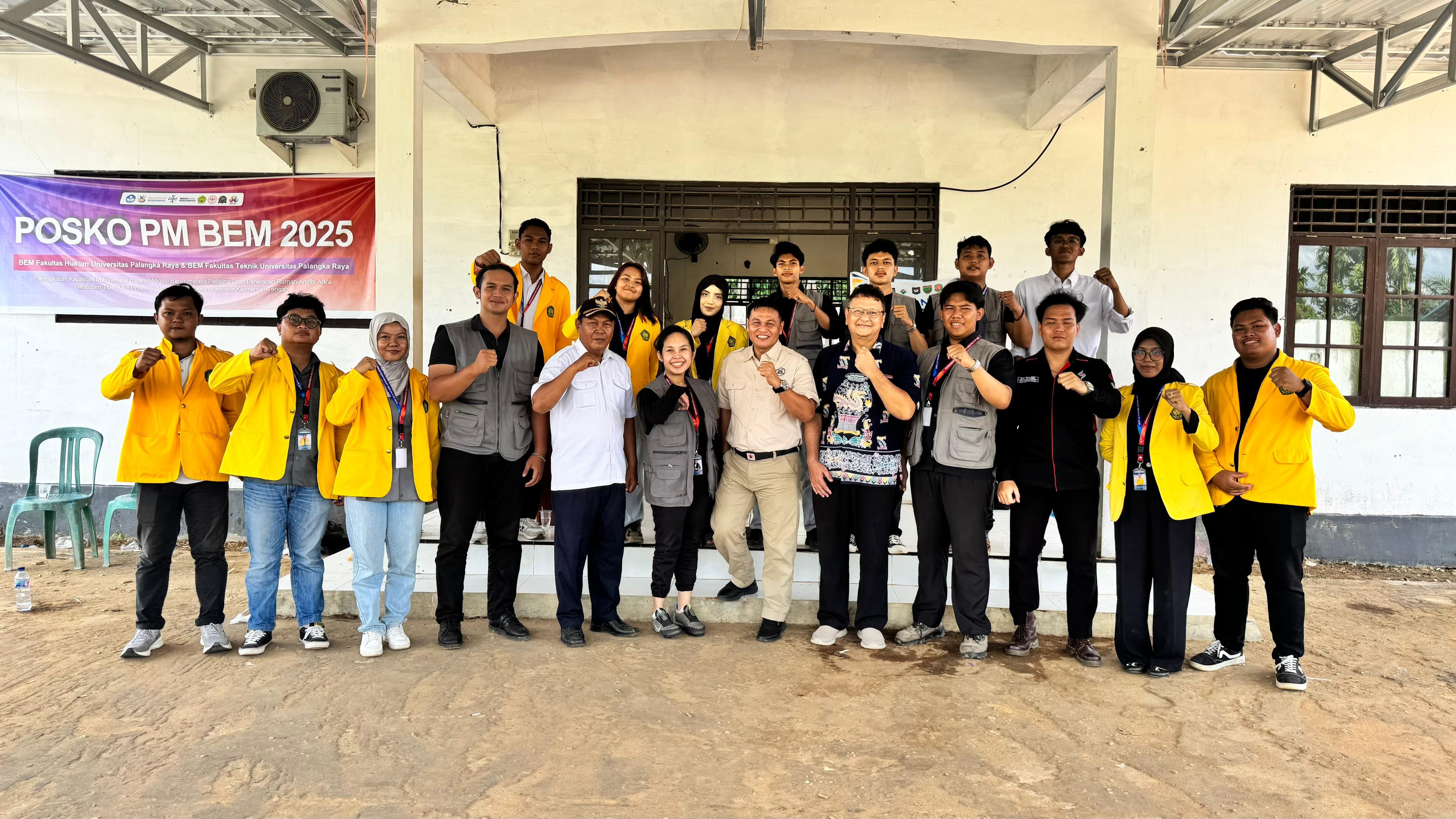 Badan Eksekutif Mahasiswa (BEM) UPR memperkuat ketahanan masyarakat menghadapi banjir tahunan, Desa Tewang Panjang.