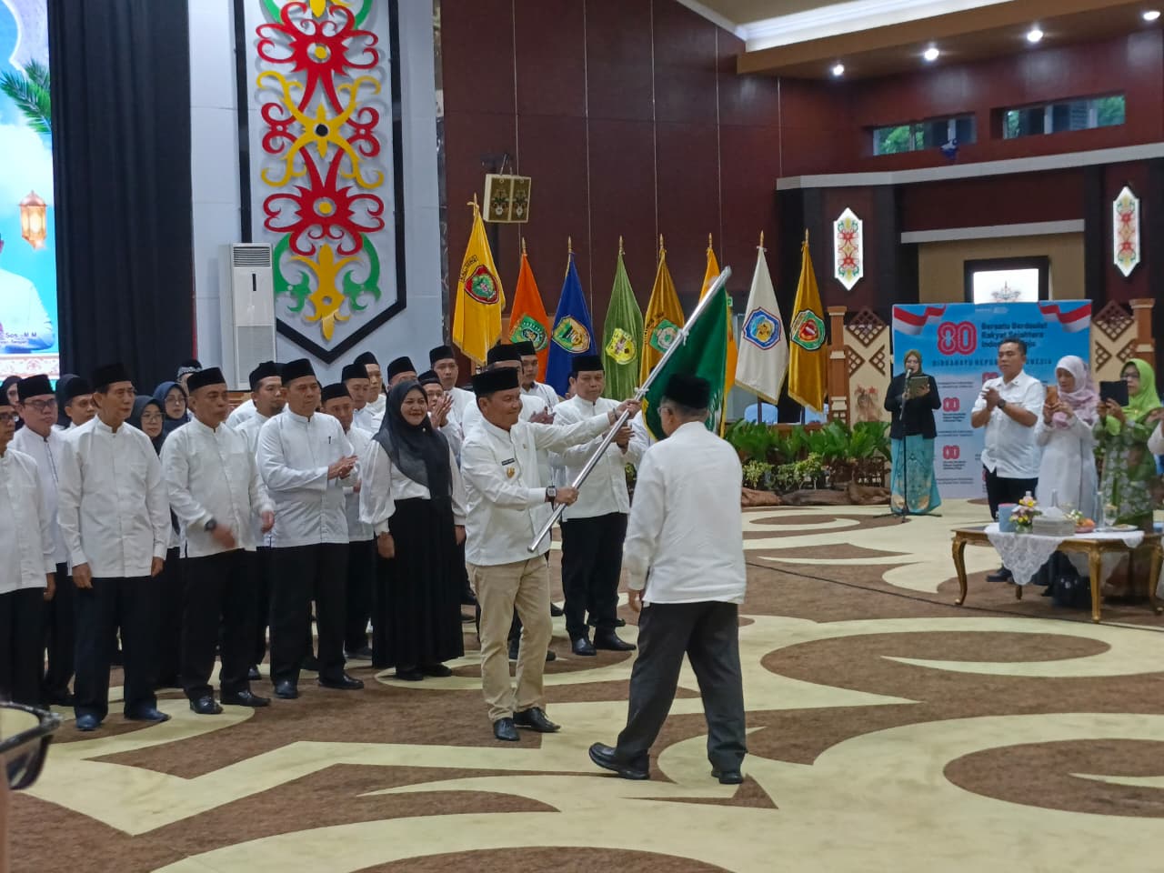 Gubernur Kalteng H Agustiar Sabran mengibarkan bendera pataka usai dilantik. RIFQI/KALTENG POS