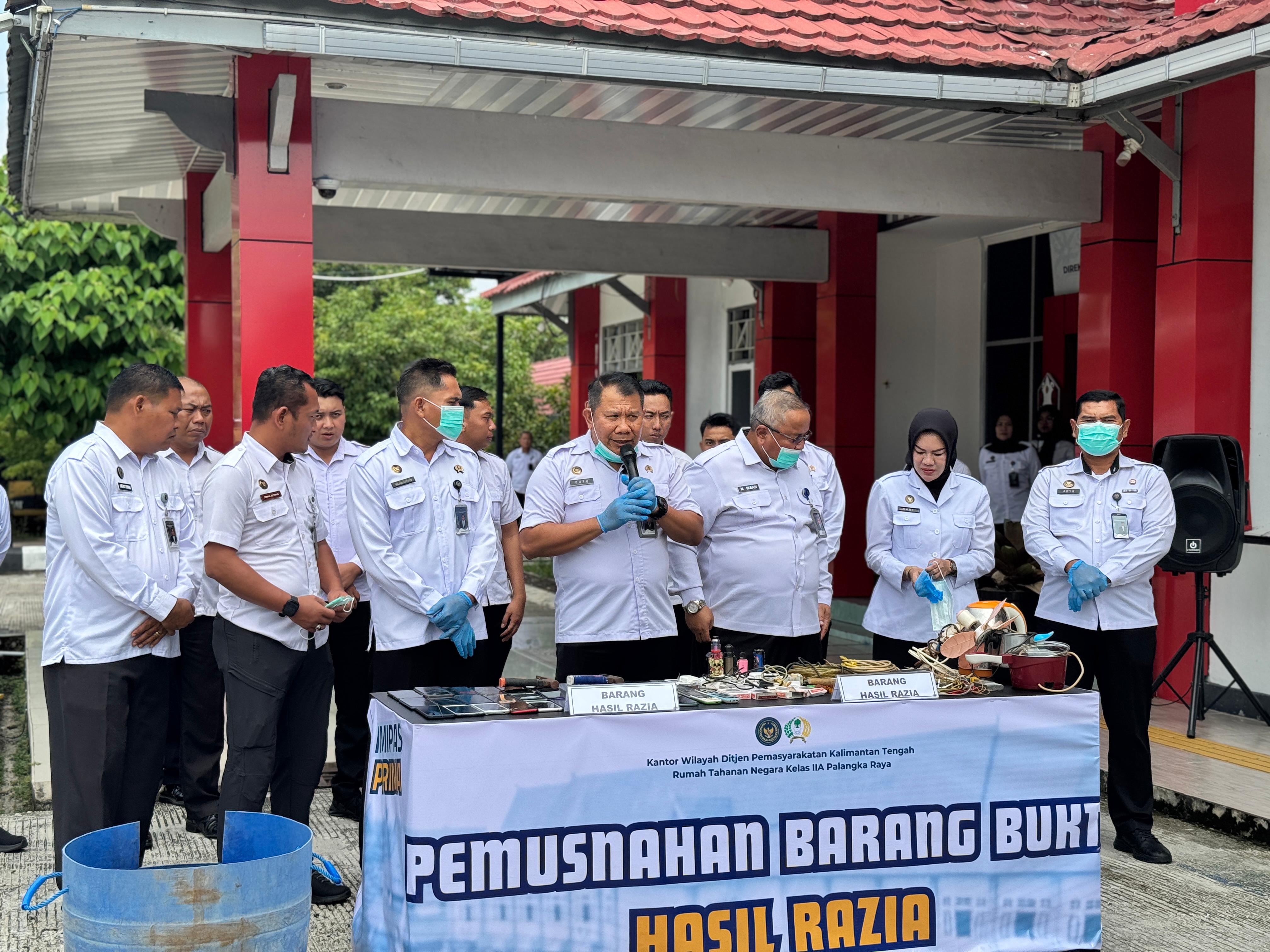 Kepala Kanwil Ditjenpas Kalteng I Putu Murdiana  memusnahkan barang terlarang.