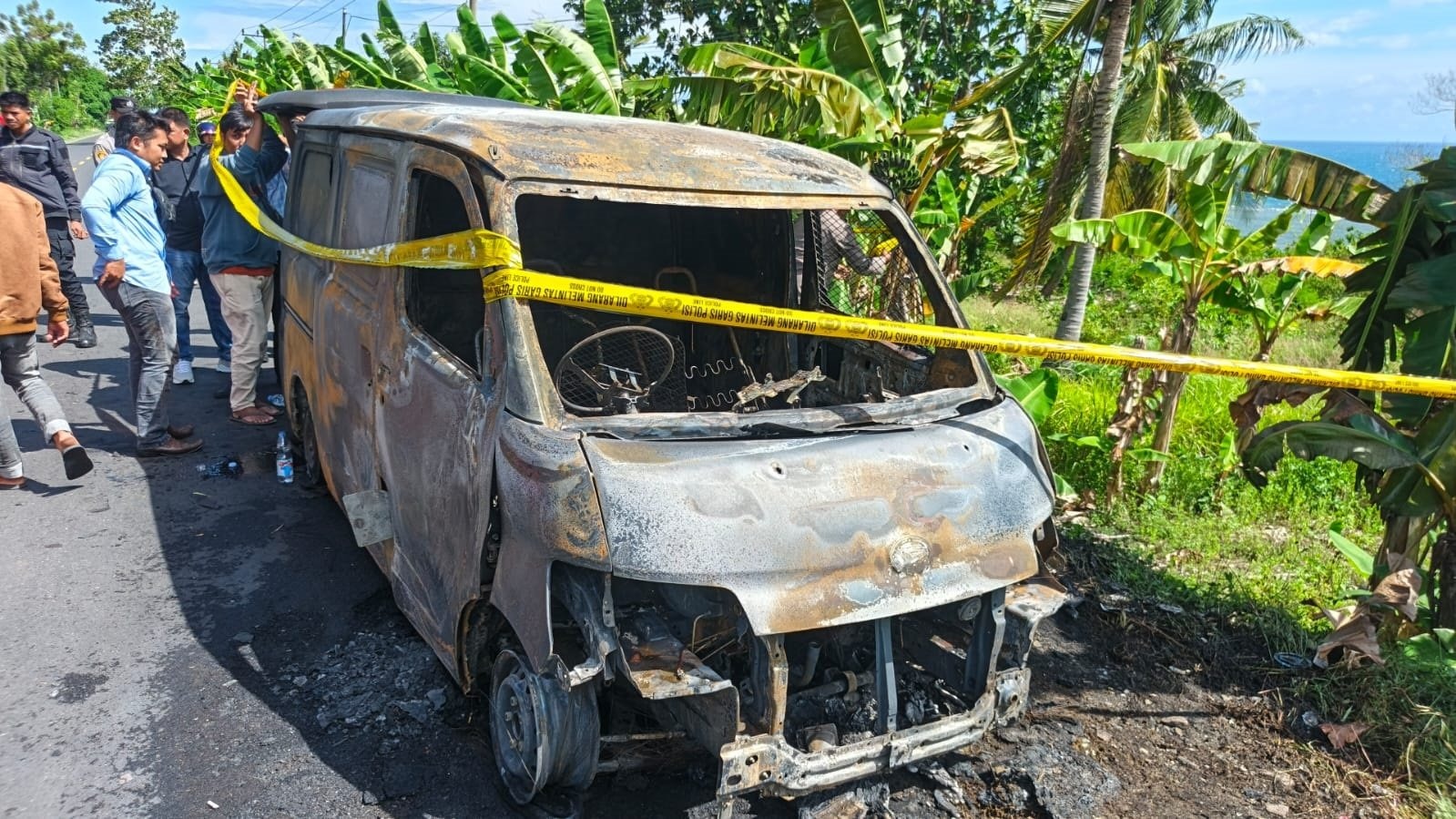 Mobil minibus jenis Daihatsu Granmax yang terbakar di Jalan mengangkut uang senilai Rp 4,6 miliar hangus terbakar. (Radar Sulbar)
