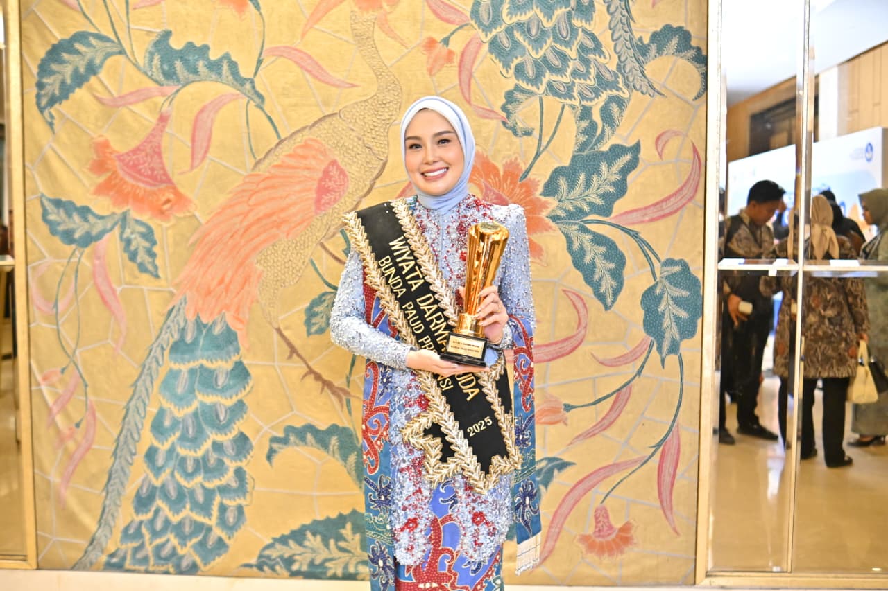 Aisyah Thisia Agustiar Sabran dan pialanya.DOK PRIBADI