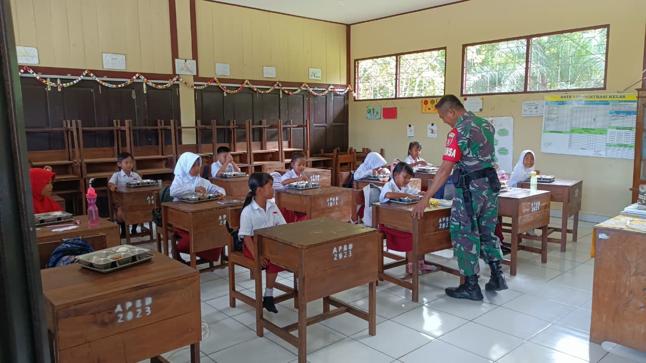 Babinsa Koramil 1016-02/Bukit Batu Serka Sugianto melakukan monitoring.PENDAM