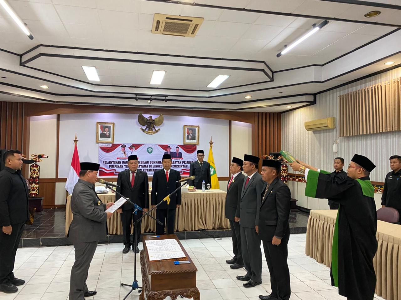 Bupati Kotim melantik kepala dinas.MIFTAH/KALTENG POS