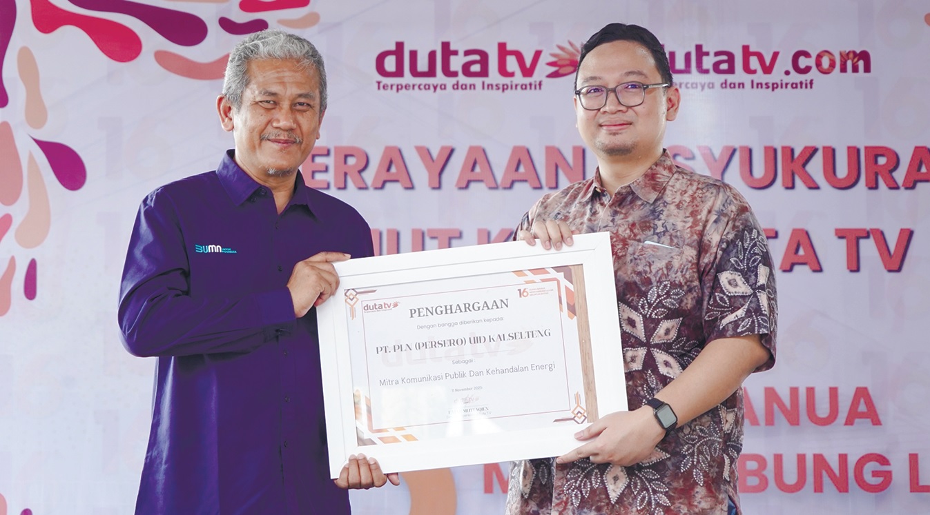 BANGGA : Senior Manager Keuangan, Komunikasi, dan Umum PLN UID Kalselteng Faharudin Fajar saat menerima penghargaan PLN UID Kalselteng sebagai Mitra Komunikasi Publik dan Keandalan Energi.