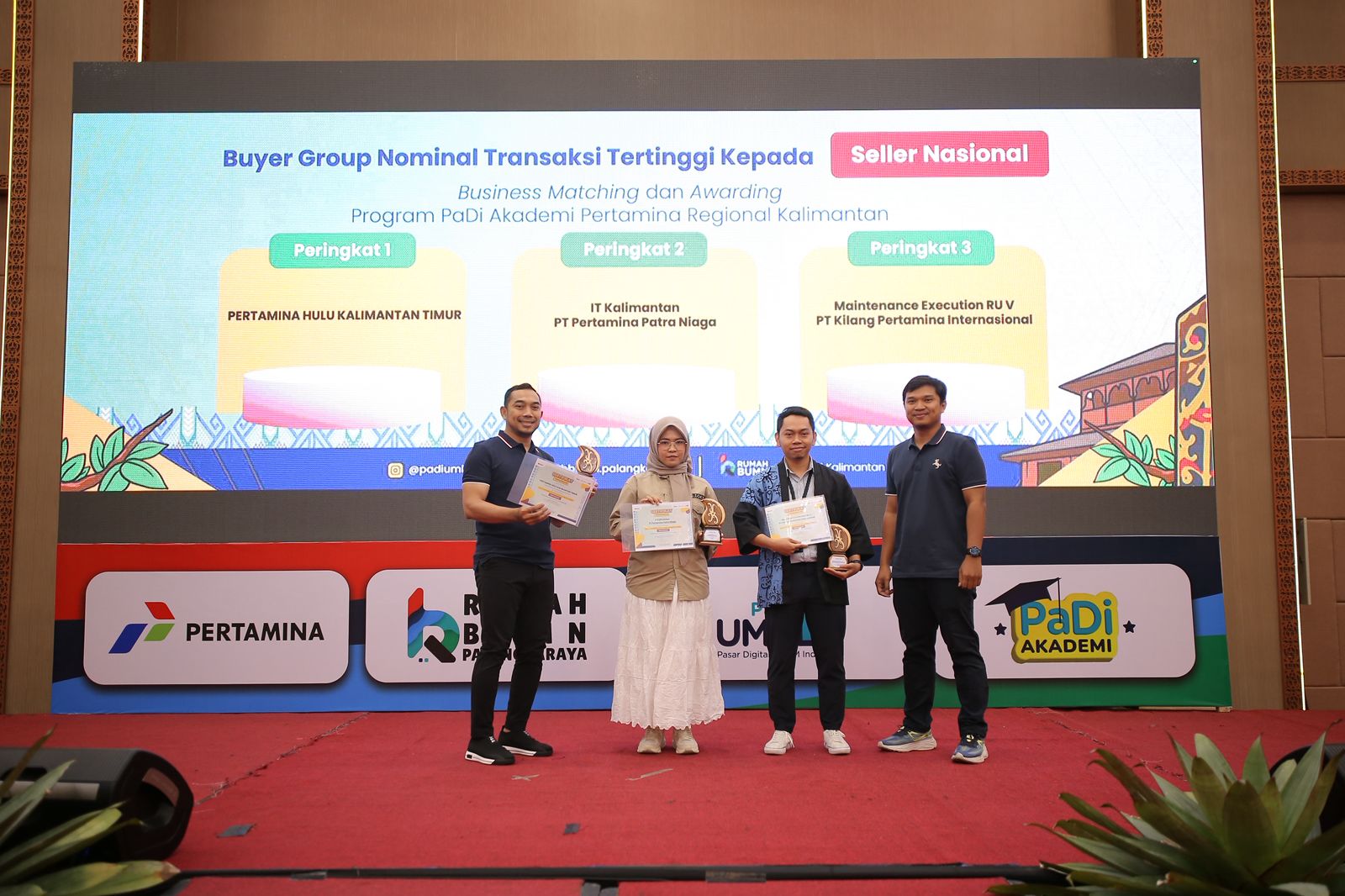 Tim Pertamina Patra Niaga Kalimantan saat Menerima Penghargaan.