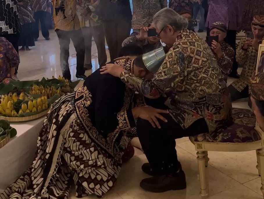 Penobatan raja baru Keraton Solo memanas.