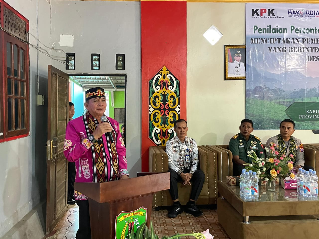 Bupati Bartim Muhammad Yamin ketika memberikan sambutan kepada warga atas bangganya Desa Bagok yang dinilai jadi Desa Anti Korupsi.HUMAS