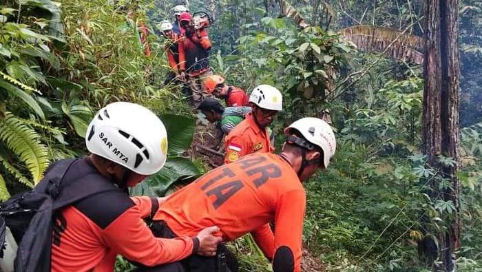 Tim SAR cari korban longsor di Banjarnegara (dok. BNPB)