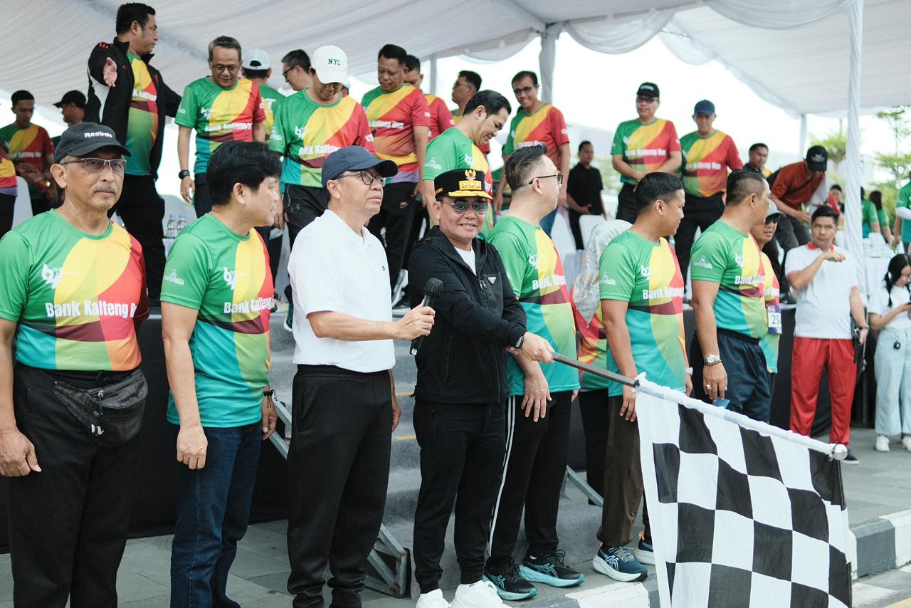 Gubernur Kalteng H Agustiar Sabran melepas Bank Kalteng Run 2025 yang menjadi bagian dari rangkaian perayaan Hari Ulang Tahun ke-64 Bank Kalteng, Minggu (16/11/2025).