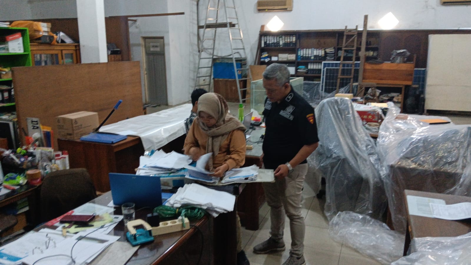 Tim Penyidik Kejaksaan Negeri Pulang Pisau saat melakukan penggeledahan di Kantor PT DKK.KEJAKSAAN