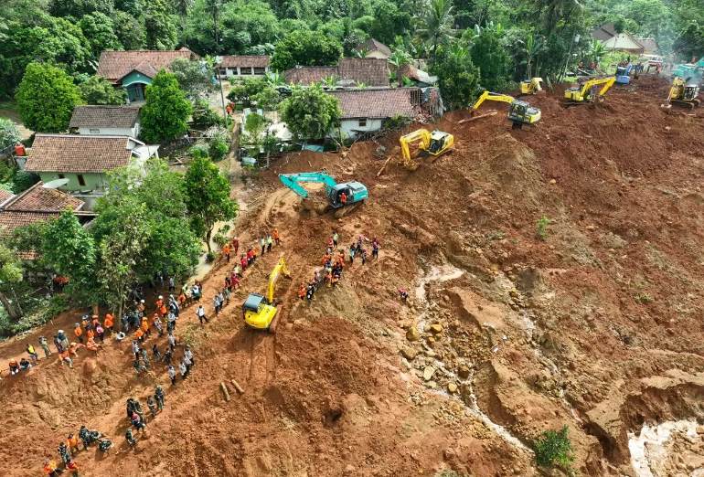 Alat berat dikerahkan untuk pencarian dan pertolongan korban longsor di Desa Cibeunying, Kecamatan Majenang, Kabupaten Cilacap, Jateng, Minggu (16/11/2025). (BNPB)