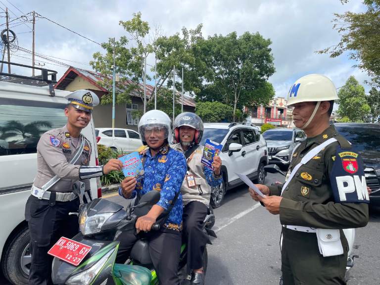 Tim gabungan melakukan sosialisasi di jalanan dalam rangka Operasi Zebra Telabang 2025, Senin (17/11).HUMAS