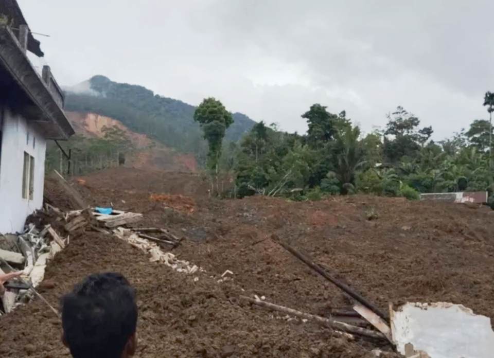 Kondisi rumah warga di Dukuh Situkung, Pandanarum, Banjarnegara yang tertimbun longsor. (ISTIMEWA)
