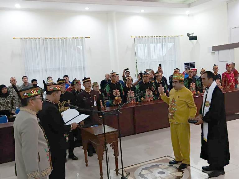 Wakil Wali Kota Palangka Raya, Achmad Zaini melantik Damang Kepala Adat Kecamatan Jekan Raya.ILHAM ROMADHONA/KALTENG POS