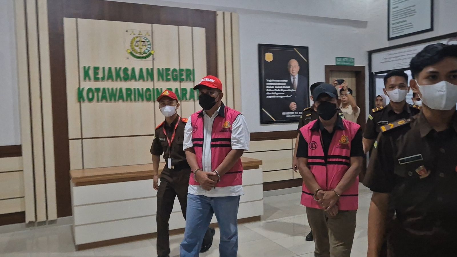 MR dan DP ketika digiring ke mobil tahanan oleh petugas Kejari Kobar, Selasa (18/11/2025) malam.HUMAS