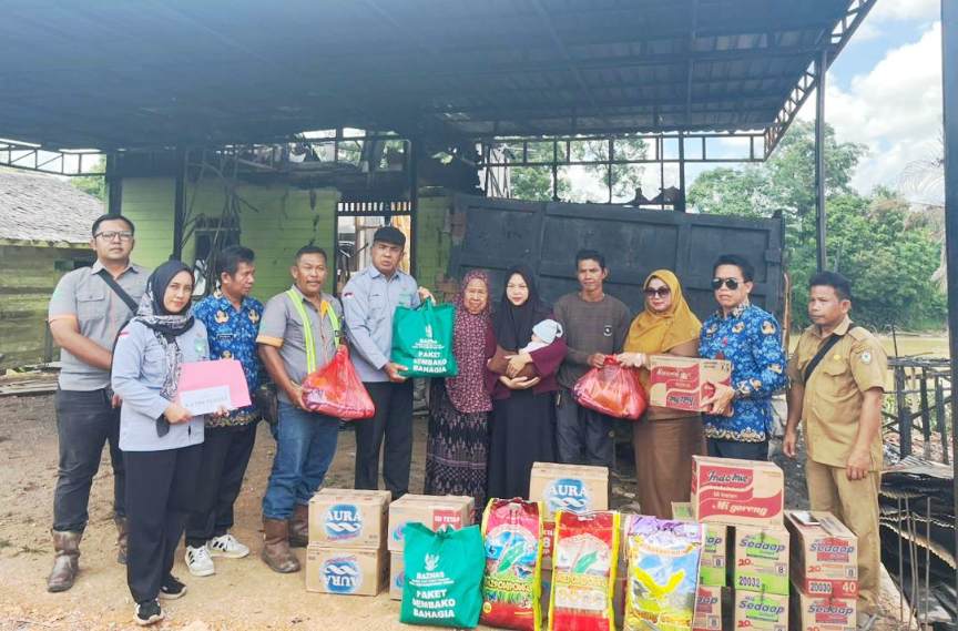 Wabup Kotim, Irawati, saat menyalurkan bantuan. HUMAS