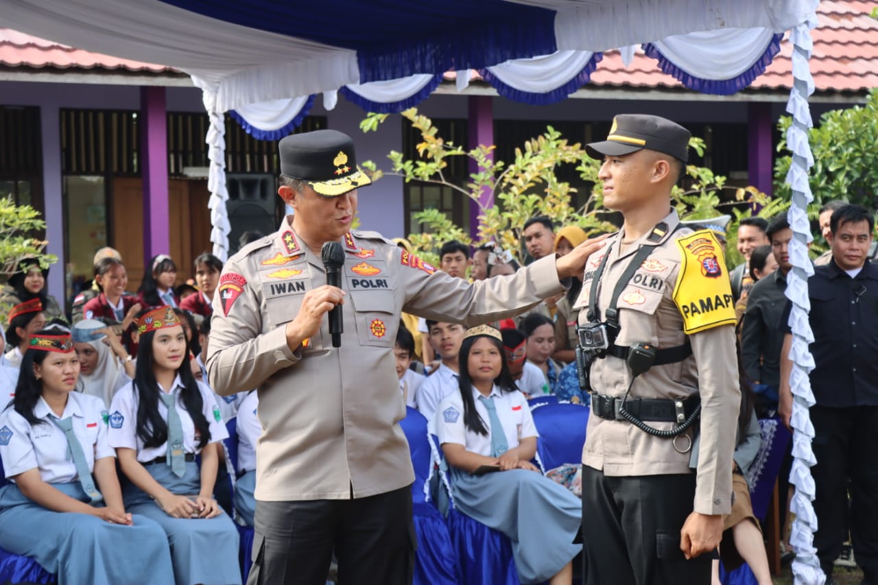 Kapolda Irjen Iwan Kurniawan mengenalkan satuan Pamapta saat kunjungan ke Bartim.HUMAS