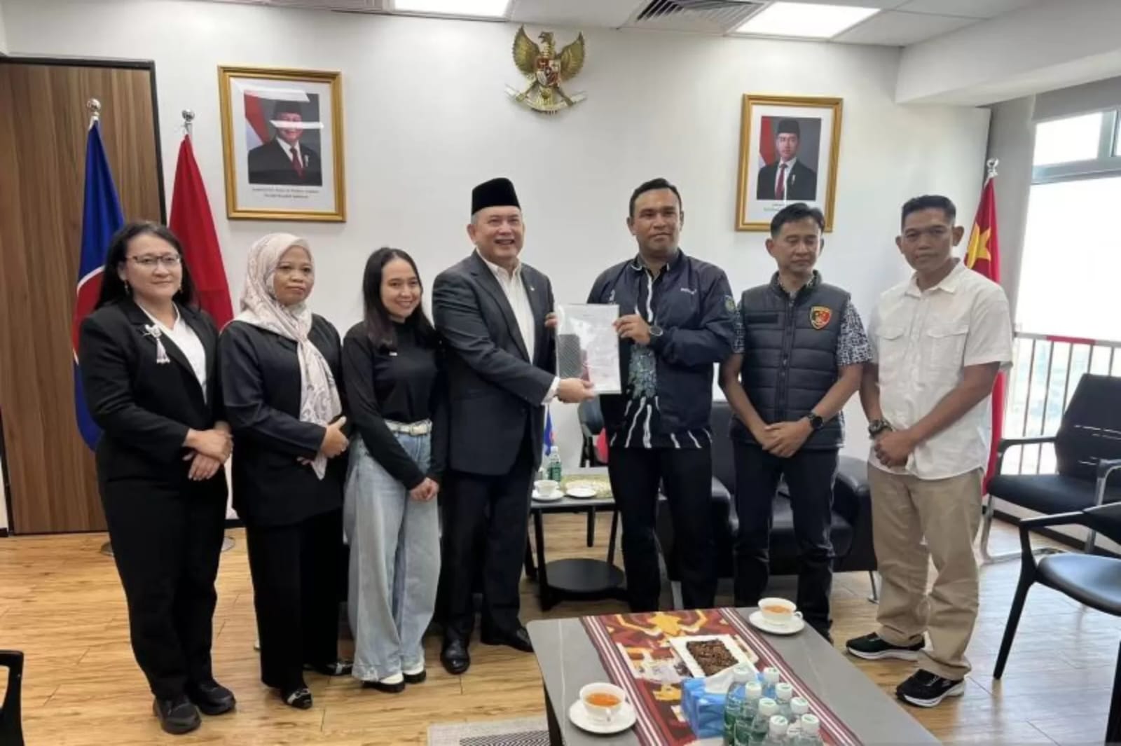 Konjen RI di Guangzhou Ben Perkasa Drajat (empat dari kiri) dan Reni Rahmawati (tiga dari kiri) WNI asal Sukabumi korban TPPO pengantin pesanan di KJRI, Senin (17/11/2025). (KJRI Guangzhou)