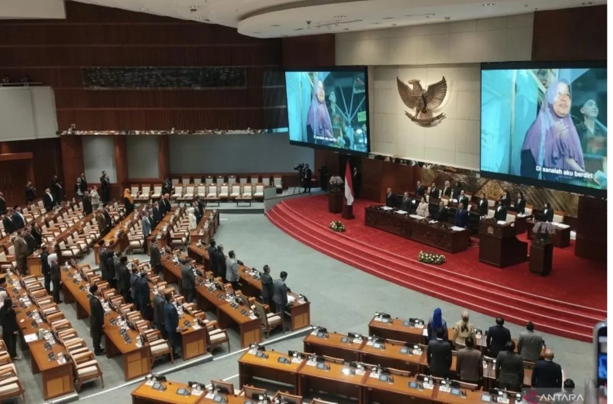 Ketua DPR RI Puan Maharani memimpin rapat paripurna di kompleks parlemen, Jakarta, Selasa (18/11/2025). (ANTARA)