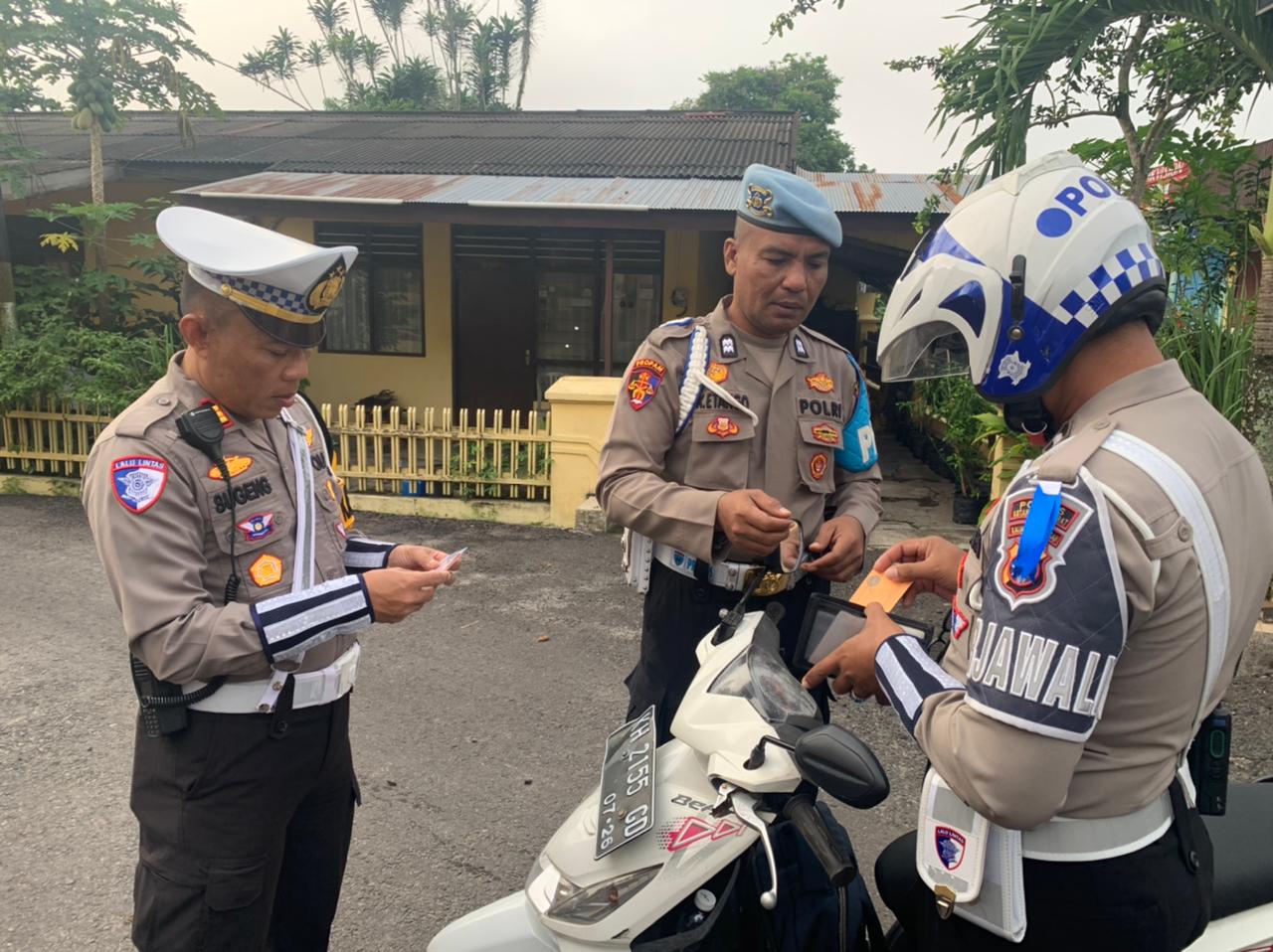 Kasat Lantas H Sugeng bersama Kasi Propram razia surat kendaraan terhadap para anggota.HUMAS