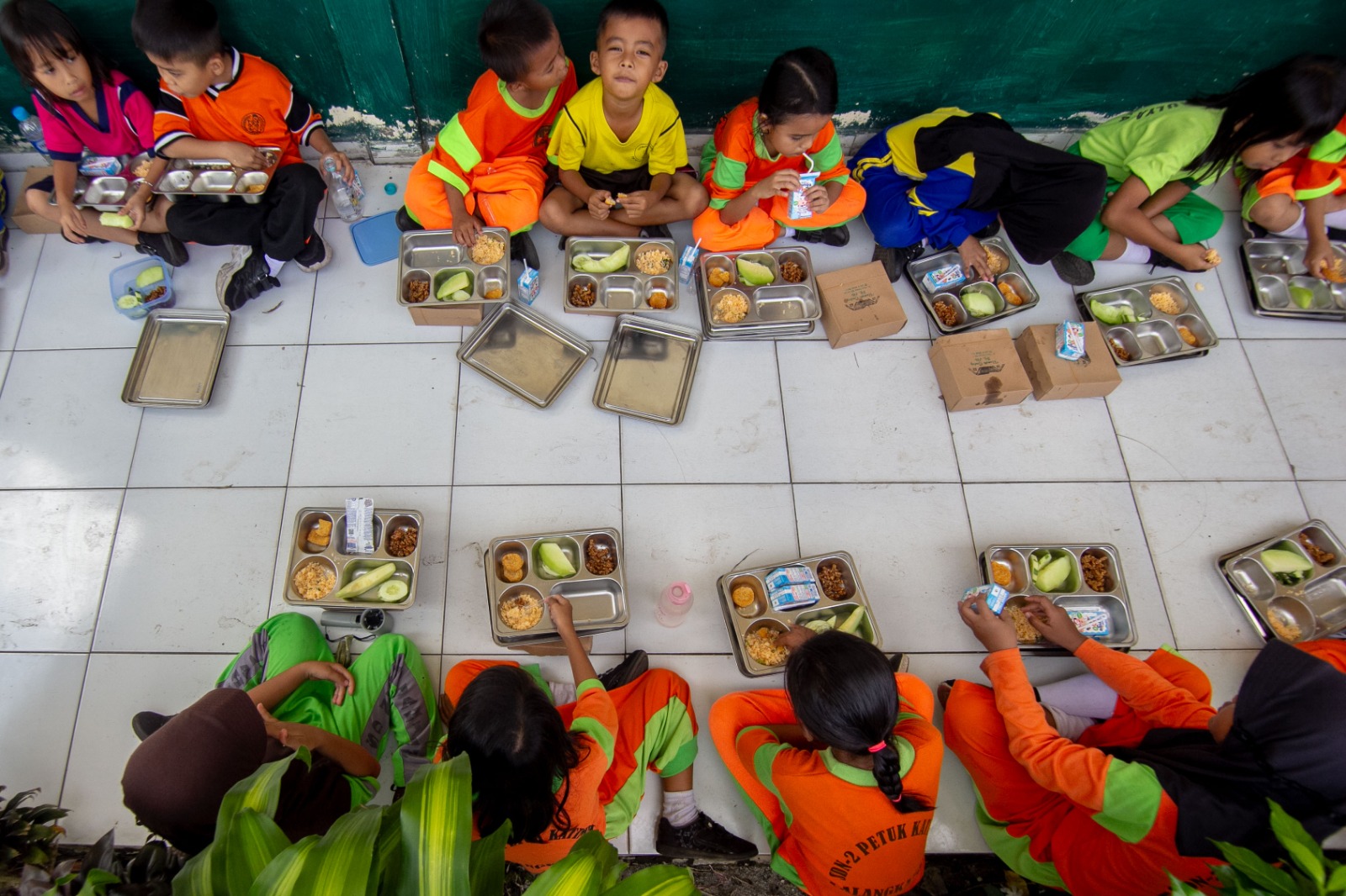 Murid di SDN 2 Petuk Katimpun ketika menikmati MBG di sekolahnya. ARIEF PRATHAMA/KALTENG POS