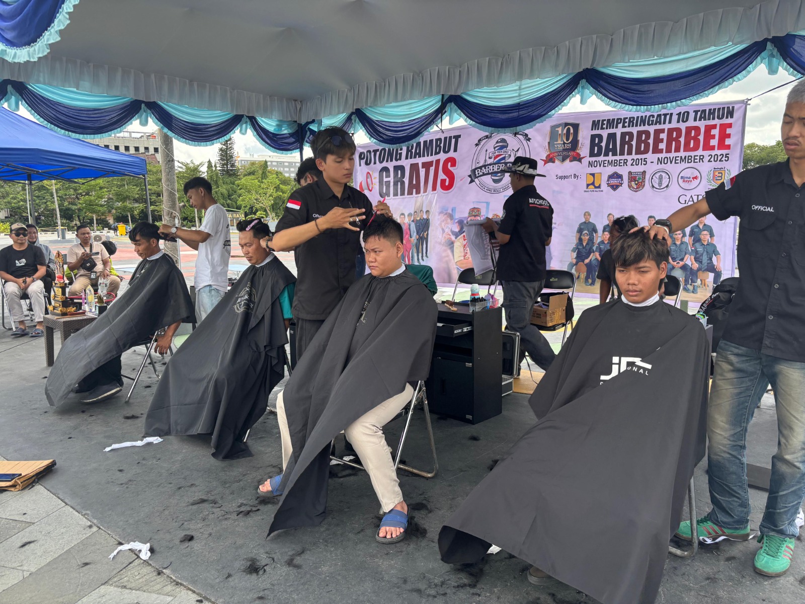 Personel barber sedang melayani potong rambut.RIFQI/KALTENG POS