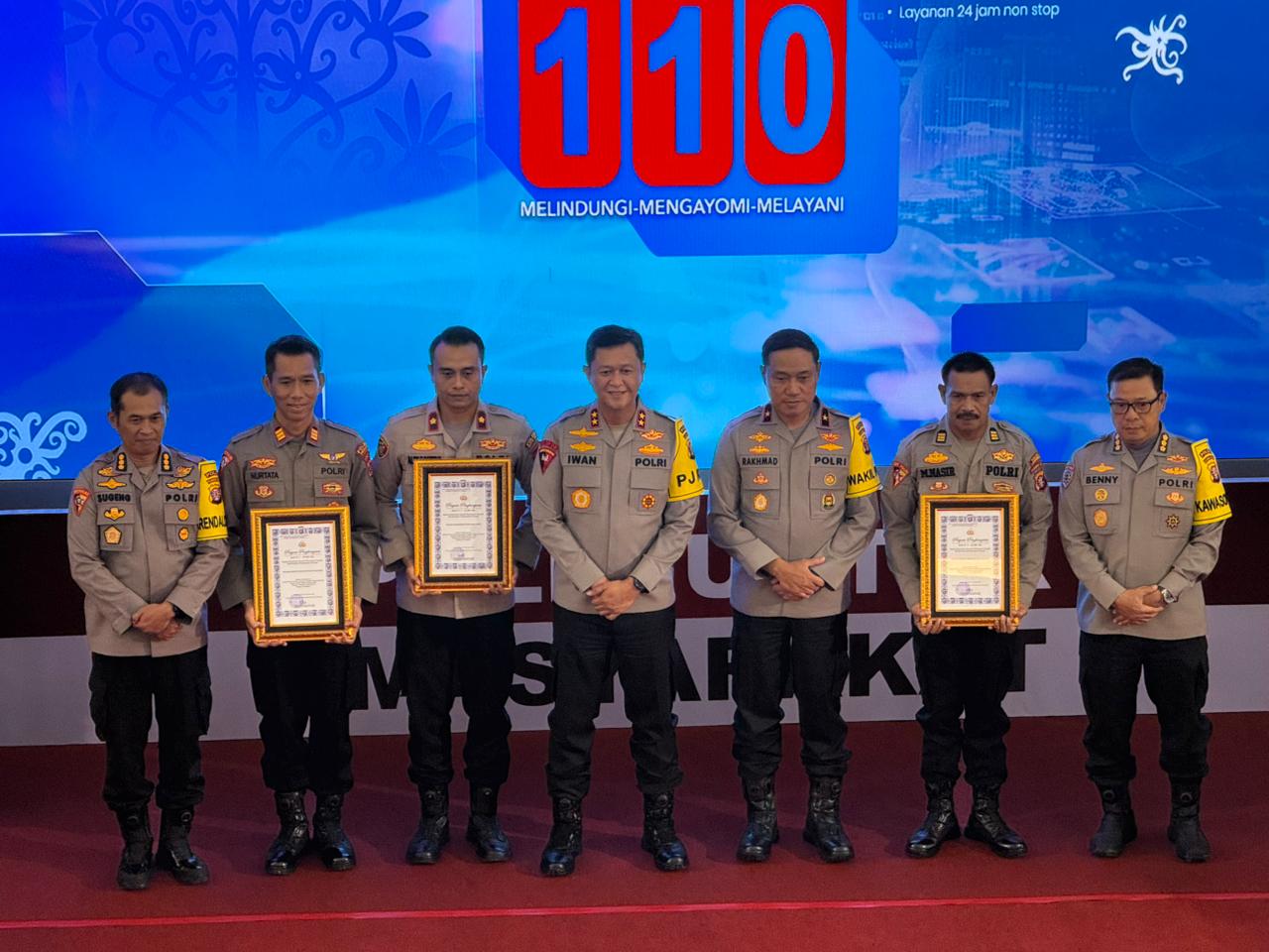 Kapolda Kalteng Irjen Pol Iwan Kurniawan didampingi Wakapolda Brigjen PolRakhmad Setyadi bersama para peraih juara lomba,, Selasa (18/11/2025).