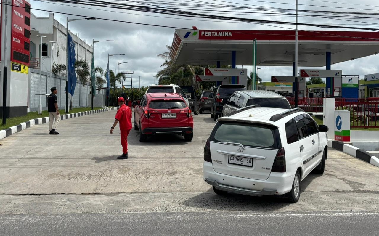 Kondisi antrean di salah satu SPBU.DHEA UMILATI/KALTENG POS