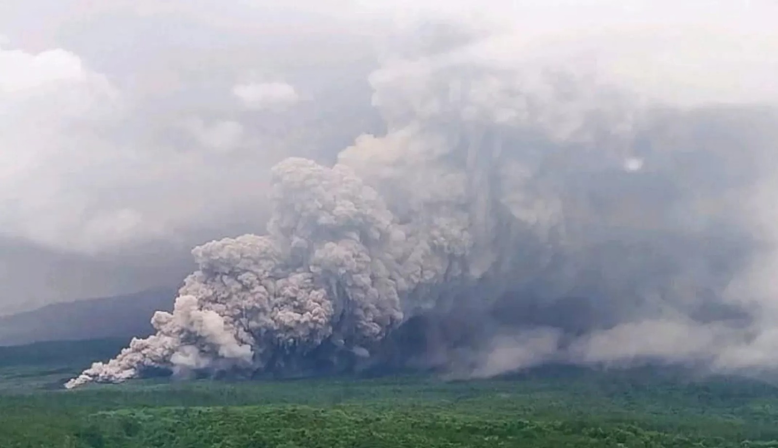 Penampakan awan panas yang mengepul akibat erupsi Gunung Semeru, Rabu (19/11). (ISTIMEWA)