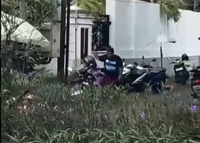 Tangkapan layar video detik-detik seorang suami menyerang pria yang menggoda istrinya.