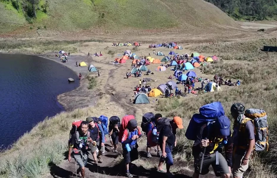Dokumentasi Pemkab Lumajang mengenai pendakian Gunung Semeru Lumajang di Ranu Kumbolo. Akibat Gunung Semeru erupsi hari ini, sebanyak 178 orang tertahan di jalur pendakian. (Dok Pemkab Lumajang)