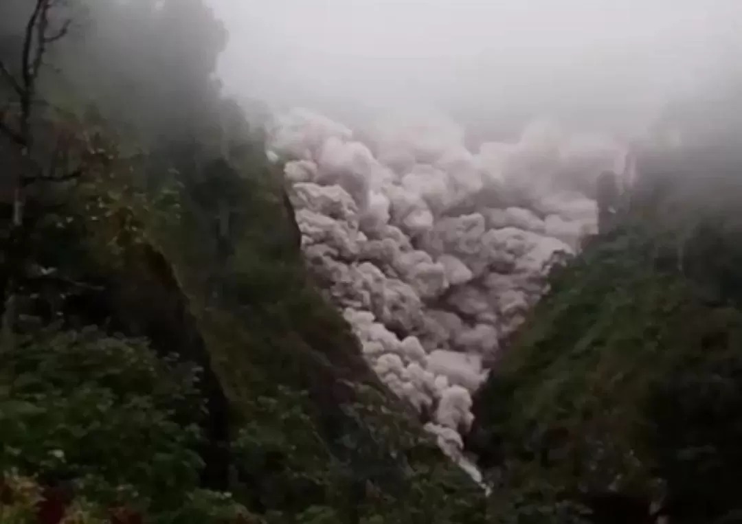 Gunung Semeru erupsi, Rabu sore (19/11/2025).