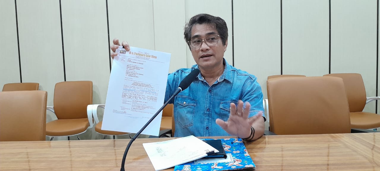 Kuasa hukum Pemkab Kobar Rahmadi G. Lentam ketika melakukan jumpa pers di Aula Rapat HM Rafi