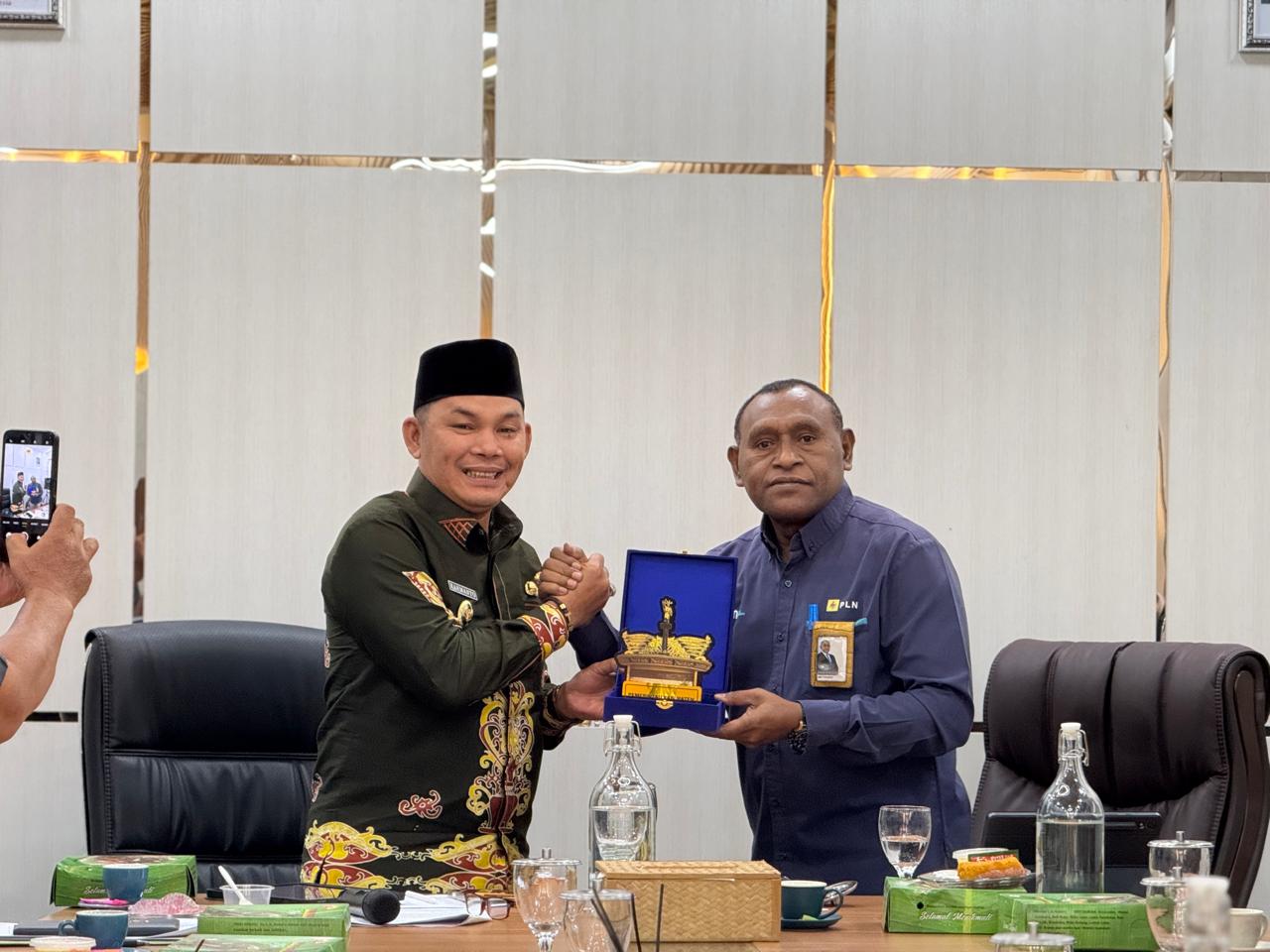 Rahmanto bersama pihak PLN.HUMAS